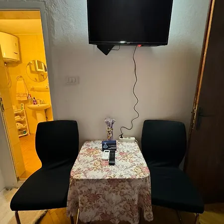 Airport Radinovic Фермерский дом *